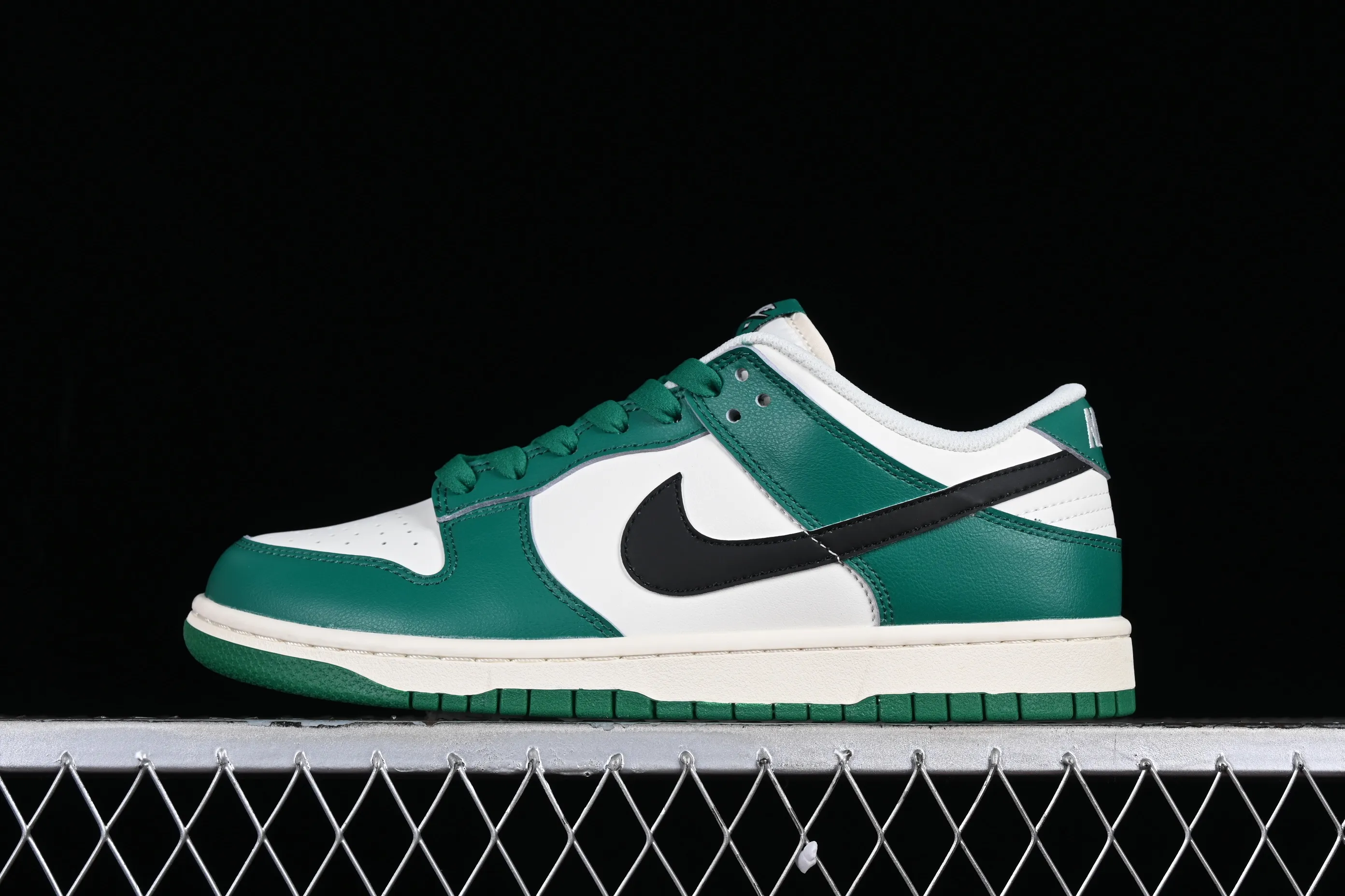 All Categories Nk SB Dunk Series Nk SB Dunk Low Low-top Sneakers Nk SB Dunk Low "Lottery" Heineken Color SB Smashed Backboard Fashion Casual Sneakers DR9654-100